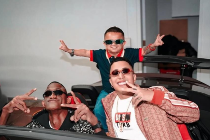 Jorgito Guayaco junto a Mr. Stiven durante su viaje a Colombia.