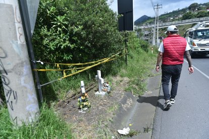 Familiares de las víctimas esperaban afuera de la morgue de Machachi a que los policías les den el informe del accidente, para poder retirar los cadáveres.
