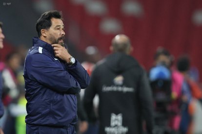 El DT Vitamina Sánchez salió frustrado tras la derrota ante Universidad Católica.