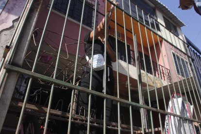 Los atacantes armados ingresaron a la fuerza a este domicilio.