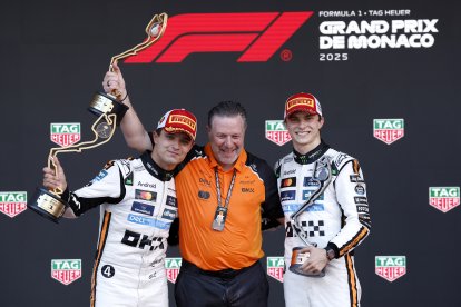 Lando Norris (i) y Oscar Piastri (d), ambos de McLaren, celebraron en el podi de Mónaco al lograr el primero y tercer puesto, respectivamente.