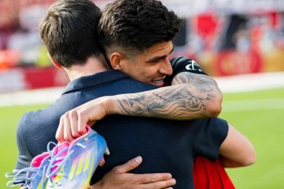 Piero Hincapié y Xabi Alonso demostraron unidad entre jugador y técnico en el Bayer Leverkusen