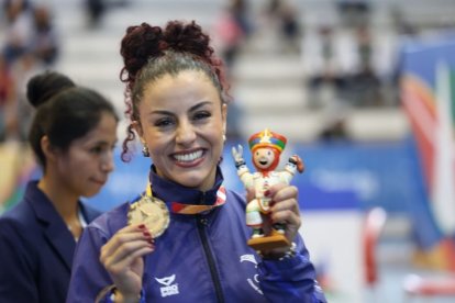 Jacqueline Factos con la ansiada medalla de oro panamericana, en México.