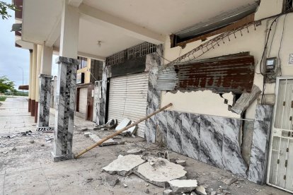 Así quedó la parte frontal de la discoteca atacada en Puerto Bolívar.