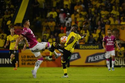 Independiente del Valle y Barcelona SC se juegan seguir en la Copa Libertadores 2025.