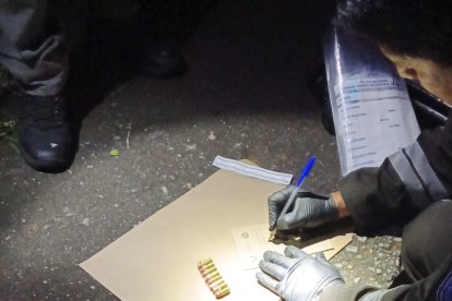 Personal de Criminalística recogieron evidencias dentro de los vehículos.