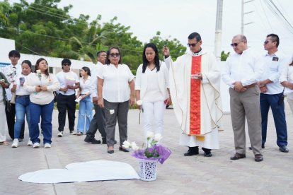 Los corazones blancos donde cayeron las estudiantes fueron bendecidos por el sacerdote