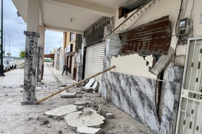 Así quedó la fachada de la discoteca que fue blanco de un ataque, en Puerto Bolívar.