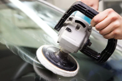 Una máquina pulidora mejora drásticamente el acabado del parabrisas pulido.