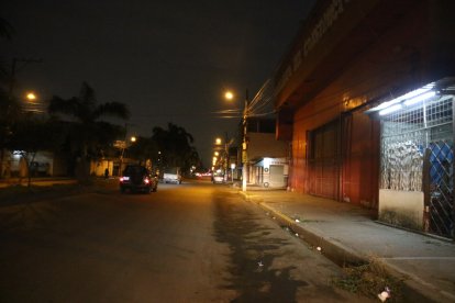 El guardia de seguridad estaba reemplazando a un compañero que se ausentó del trabajo.