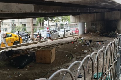 Muchas personas en situación de indigencia frecuentan este sitio.