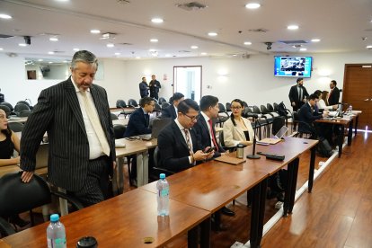 El abogado Ramiro García (de pie) llegó la mañana de este 27 de mayo de 2025 a la diligencia.