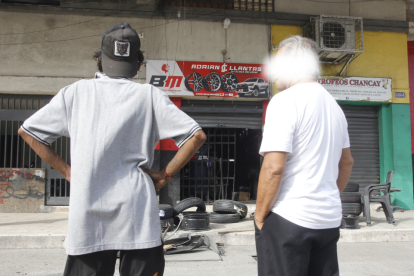 En este local de llantas de Guayaquil se dio uno de los ataques.
