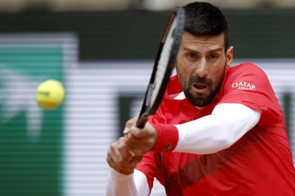 Novak Djokovic venció en casi dos horas en el debut al estadounidense Mackenzie McDonald.