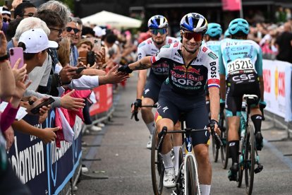 Roglic entrando entre los primeros luego de una de las etapas del Giro 2025.