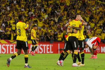 Jugadores de Barcelona celebran un gol durante el partido entre Barcelona y River Plate en el estadio Monumental en Guayaquil, Ecuador.