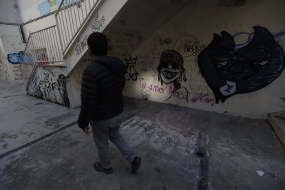 Este callejón, que conecta la avenida República de El Salvador con la 6 de Diciembre, está lleno de grafitis.