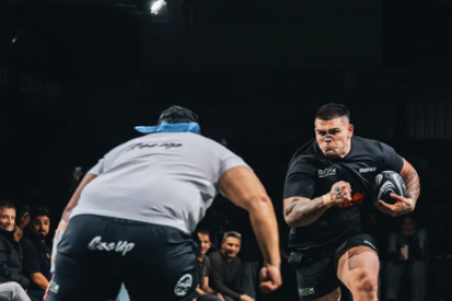 El reto ‘run-it-straight’ se viraliza en TikTok: jóvenes se chocan sin protección, como si fuera rugby amateur.