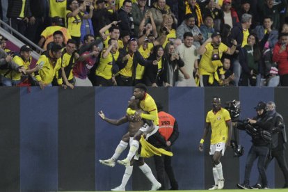 Felipe Caicedo y su festejo con la hinchada al marcar el gol ante Independiente del Valle.