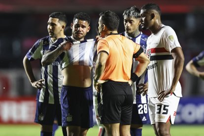 Miguel Navarro (c) durante el incidente en el estadio del Sao Paulo.