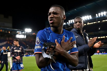 Moisés Caicedo es figura en Chelsea.