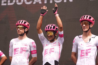 Richard Carapaz (c) ha tenido una ascenso sistemático en la clasificación general del Giro, actualmente ya es segundo.