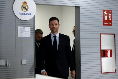 El entrenador del Real Madrid, Xabi Alonso, llega para dar una rueda de prensa durante su presentación oficial en la Ciudad Deportiva del Real Madrid en Valdebebas.