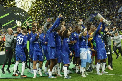 Los jugadores del Chelsea celebrando su victoria en la final de la Liga de Conferencia en el Tarczynski Arena de Breslávia.
