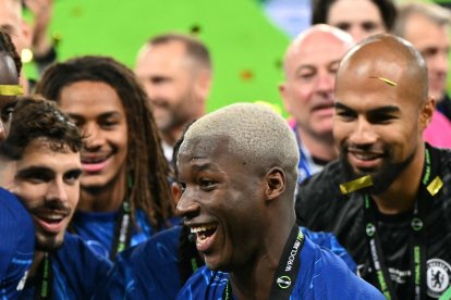 Moisés Caicedo, con el trofeo de la Conference League.