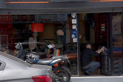 Los trabajadores temen que los pillos vuelvan a robar. Ahora solo dejan entrar a los clientes que vayan a hacer el gasto.