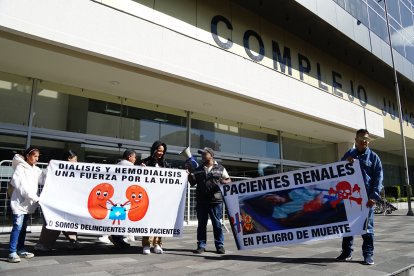 Pacientes renales protestan frente al Complejo Judicial Norte en Quito, exigiendo el pago de la deuda pendiente del Gobierno.