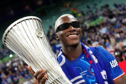 Moisés Caicedo se convirtió en el primer ecuatoriano en ganar la Conference League.