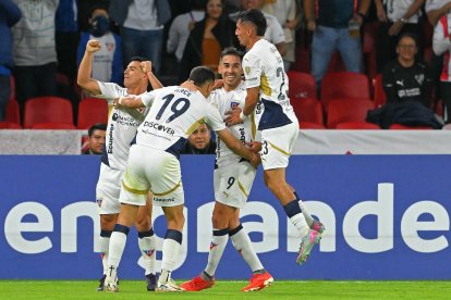 Jugadores de Liga de Quito durante el partido de la fase de grupos de la Copa Libertadores contra Central Córdoba en el estadio Rodrigo Paz Delgado de Quito.
