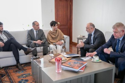 Vladimir Sprinchan y la Canciller de Ecuador, Gabriela Sommerfeld