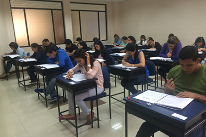 Estudiantes se preparan para el examen de la Senescyt.