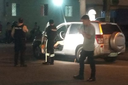 El vehículo en el que fue asesinada la pareja permaneció varias horas bajo custodia policial mientras se recopilaban indicios.
