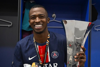 El ecuatoriano Willian Pacho es clave en la defensa de PSG