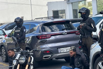 Los sospechosos dijeron que la placa de su moto se había caído.