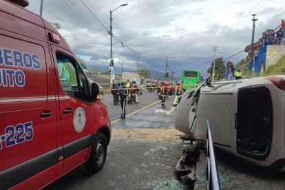 El conductor fue atendido en el lugar por paramédicos del Cuerpo de Bomberos.