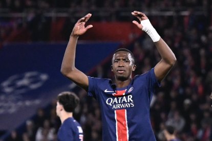 Willian Pacho, defensa ecuatoriano del PSG.