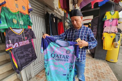 La camiseta de Willian Pacho es la que más se vende en los locales comerciales de Quinidé.