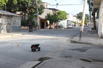 Personal de Criminalística realizó el levantamiento de los indicios balísticos tras el tiroteo.