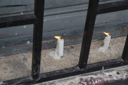 En el sitio del ataque, en el sur de Guayaquil, fueron colocadas velas en honor de los fallecidos.