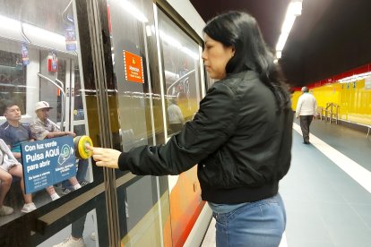 Junto a los botones de las puertas constan las indicaciones.