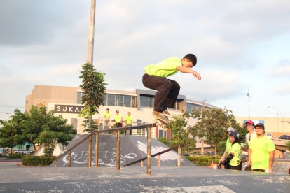 Adriano Cornejo realiza un truco en un barandal del parque.