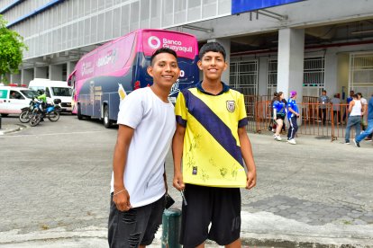 Una sonrisa se dibujó en los rostros de Anthony (d) y Joel tras lograr su objetivo.