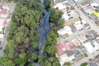Técnicos ambientales y bomberos trabajaron en la contención del derrame en el Estero Salado.
