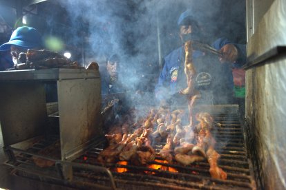 Todas las tardes, este tradicional parque se llena de comensales que buscan el sabor típico de Quito.