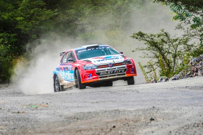 Quirola, Rojas y su VW Polo GTI 5: en la foto, la llanta posterior izquierda empieza a destruirse. La dupla superó el problema y se cargó el rally.
