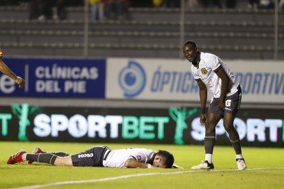 A Barcelona le costó generar jugadas de peligro en la derrota 2-0 ante Aucas, el pasado domingo.